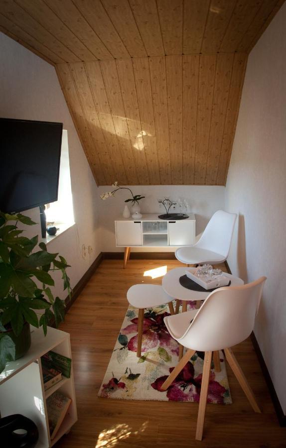 Gaestezimmer Im Gruenen Haus Apartment Thum Exterior foto